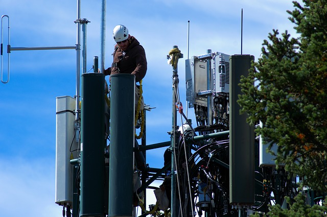 working-on-cell-tower-3850689_640