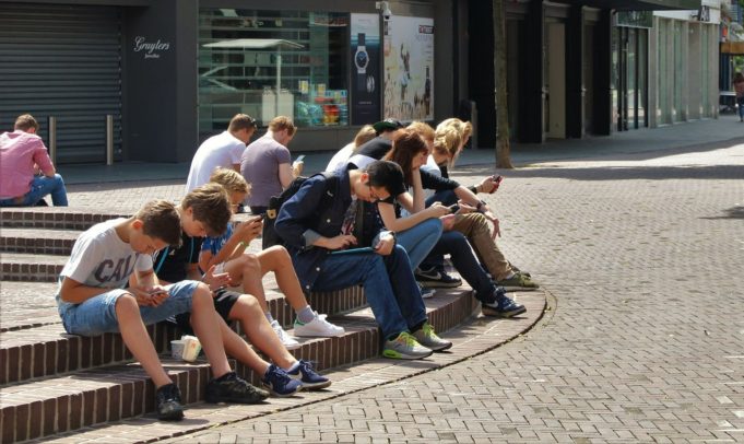 TRIC or treat? Ciberacoso, adicción y poca supervisión. La adolescencia en el siglo XXI