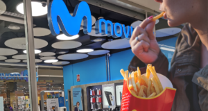Tienda Telyco Movistar frente a persona comiendo patatas fritas