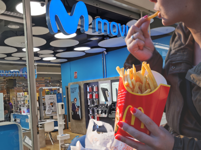 Tienda Telyco Movistar frente a persona comiendo patatas fritas