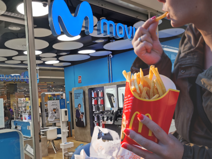 Decepción en la negociación de prorroga en Telyco Tienda Telyco Movistar frente a persona comiendo patatas fritas