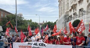 UGT ante el ERE de Vodafone-Lowi-Zegona exige responsabilidad empresarial Concentración Frente Congreso Ere Vodafone - Lowi -Zegona