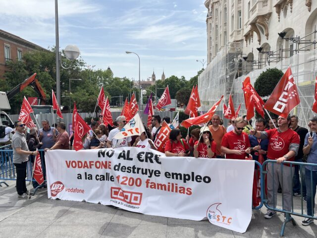 Concentración Frente Congreso Ere Vodafone Concentración Frente Congreso Ere Vodafone - Lowi -Zegona