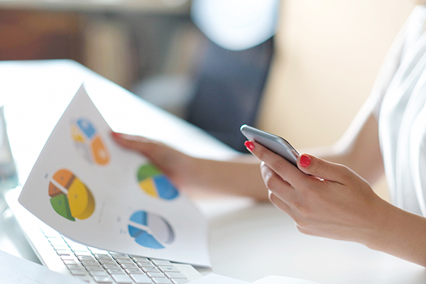 Mercado Telecos abril 2024: Movistar lidera la BAM por primera vez en años