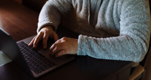 Aumenta la pobreza digital: cada vez más personas no pueden adquirir un ordenador